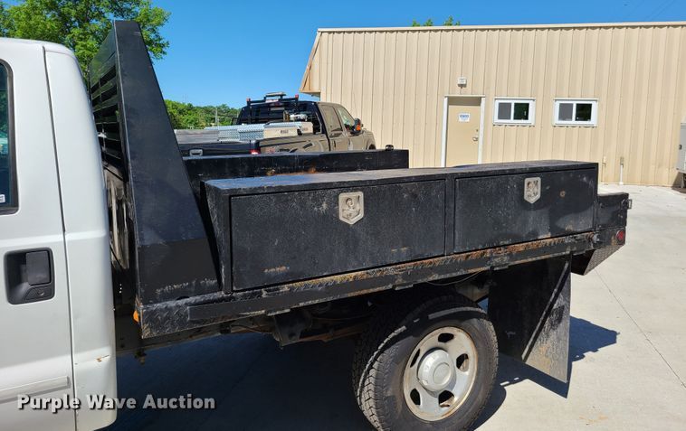 image for item GT9032 2008 Ford F350 Super Duty  flatbed pickup truck
