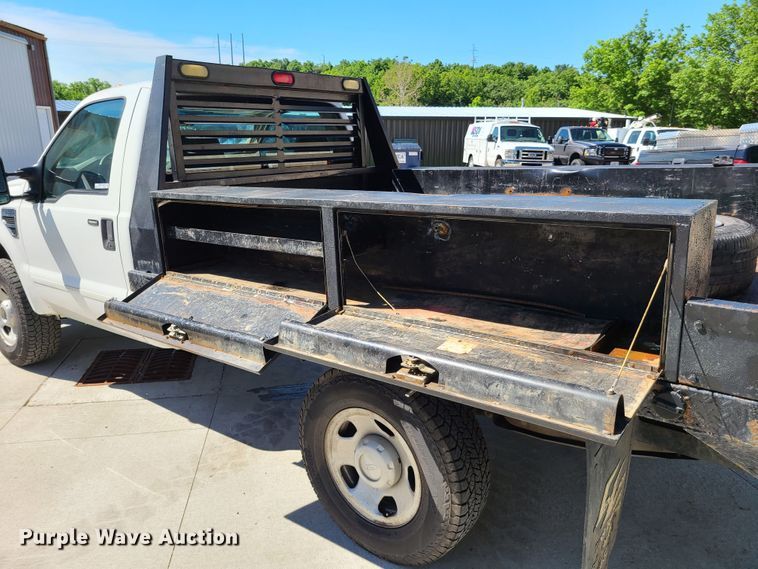 image for item GT9032 2008 Ford F350 Super Duty  flatbed pickup truck