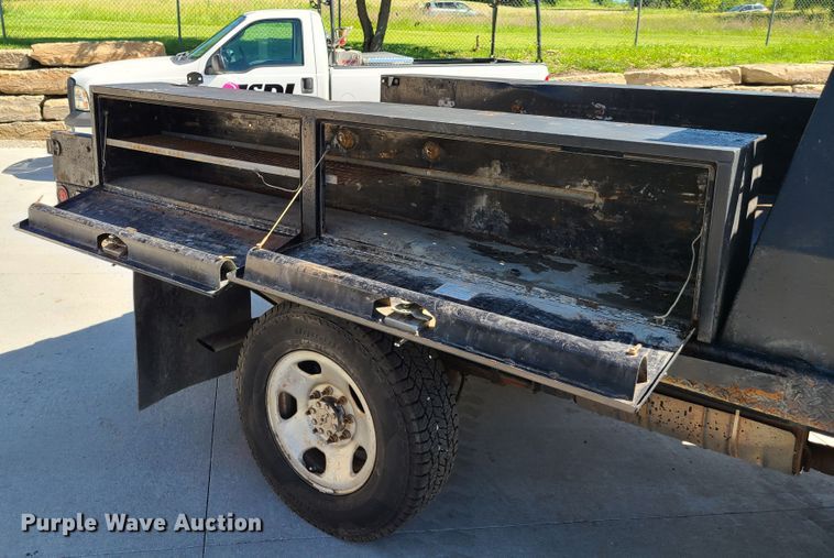 image for item GT9032 2008 Ford F350 Super Duty  flatbed pickup truck