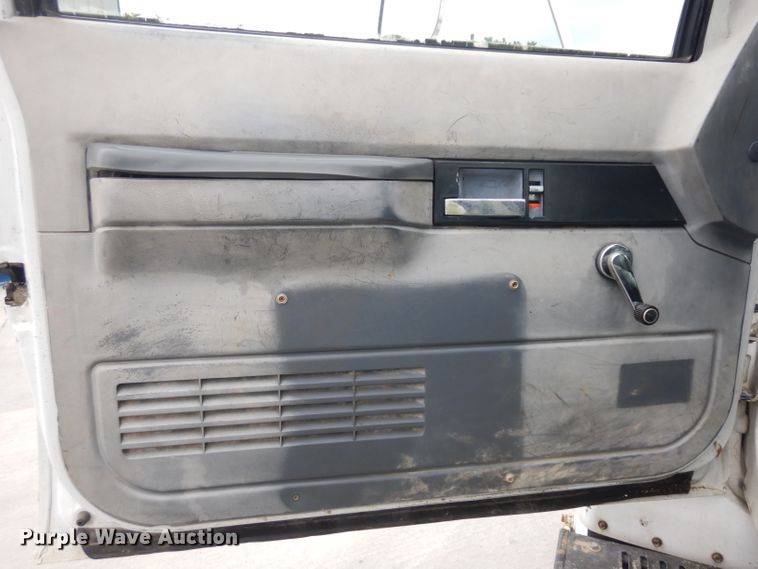 image for item GW9105 1997 Chevrolet TopKick C7500  truck cab and chassis