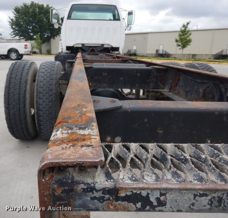 image for item GW9105 1997 Chevrolet TopKick C7500  truck cab and chassis