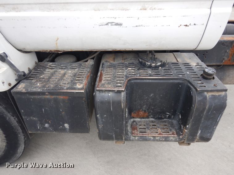 image for item GW9105 1997 Chevrolet TopKick C7500  truck cab and chassis