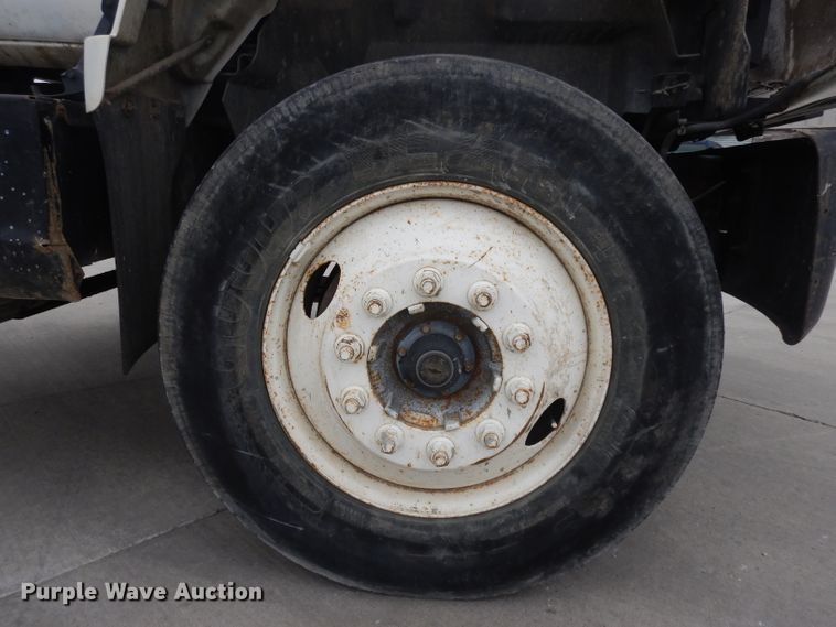 image for item GW9105 1997 Chevrolet TopKick C7500  truck cab and chassis