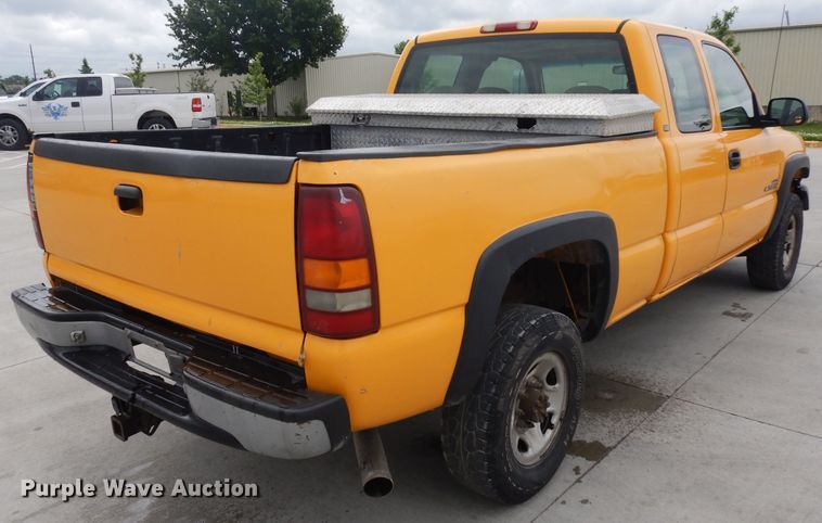 image for item GW9106 2001 Chevrolet Silverado 2500HD  Ext. Cab pickup truck