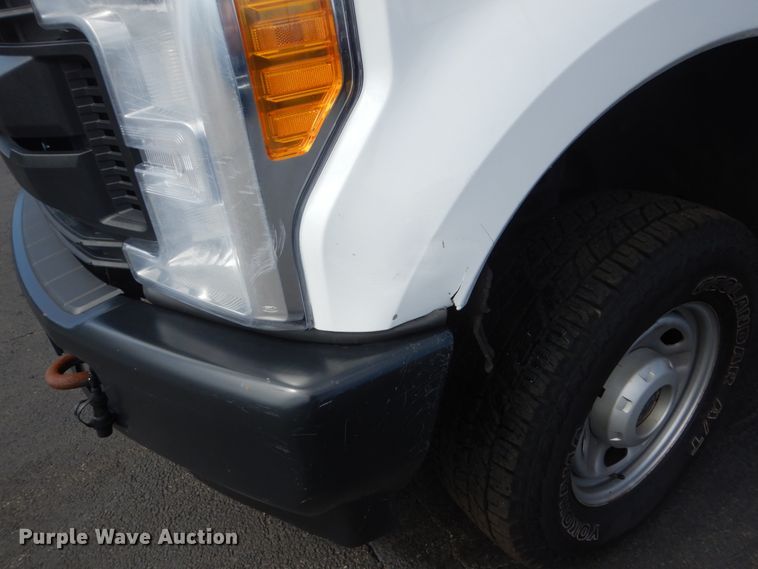 image for item GW9818 2017 Ford F350 Super Duty  pickup truck