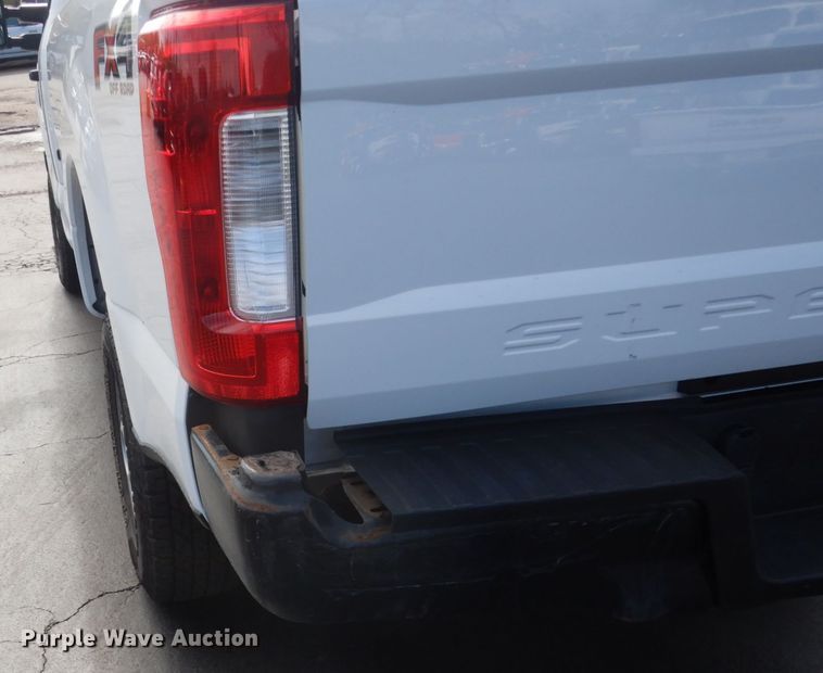 image for item GW9818 2017 Ford F350 Super Duty  pickup truck