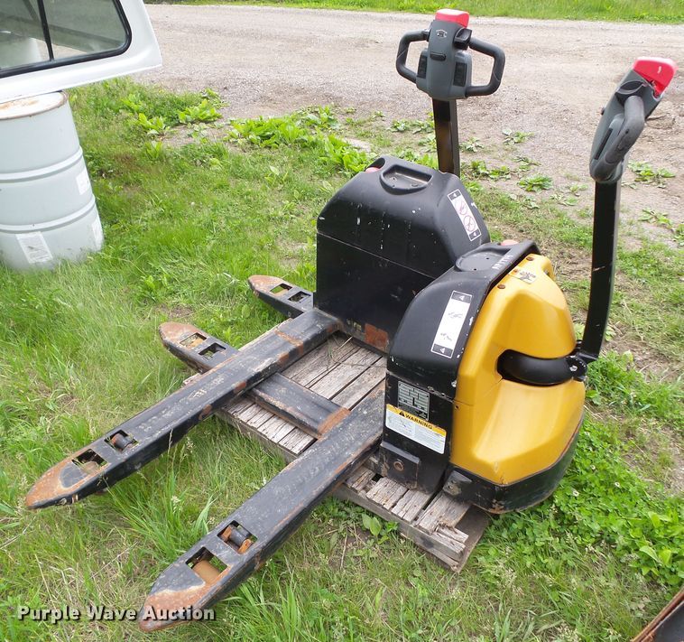 image for item GX9078 (2) Big Joe D-40 pallet jacks