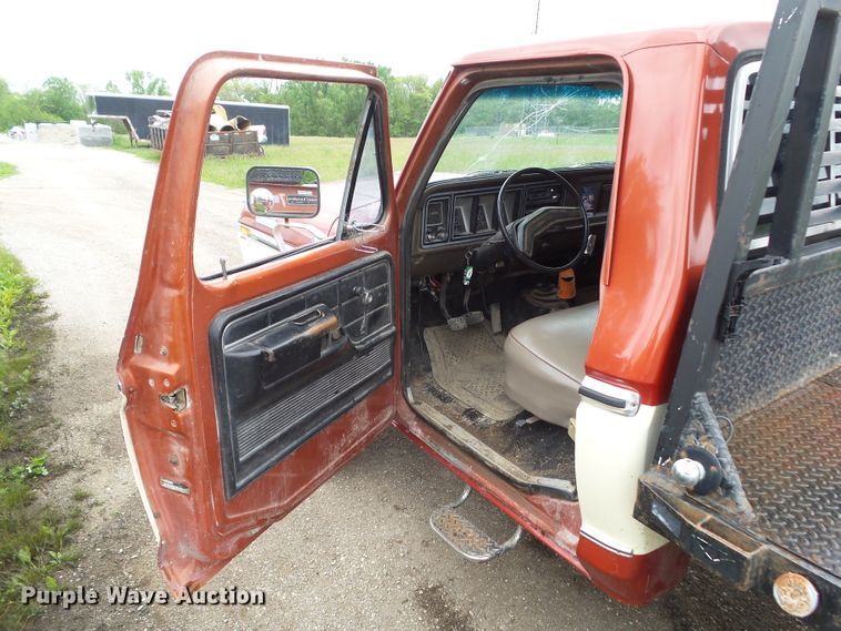 image for item GX9080 1979 Ford F250  flatbed pickup truck