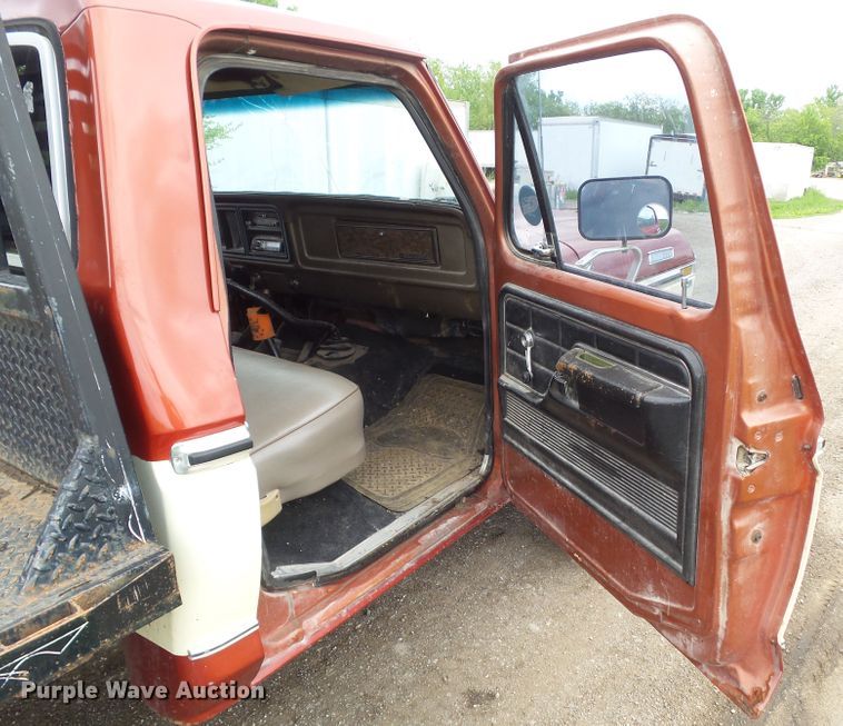 image for item GX9080 1979 Ford F250  flatbed pickup truck