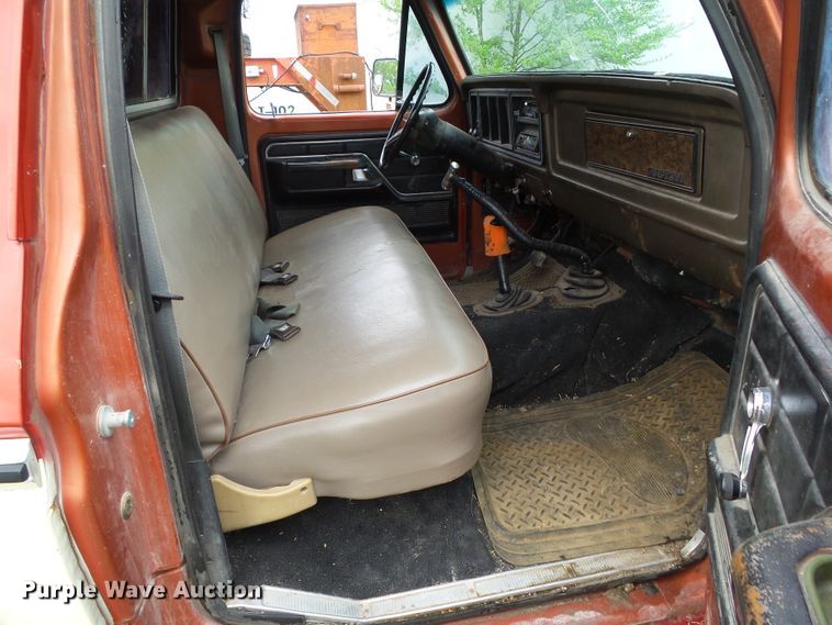 image for item GX9080 1979 Ford F250  flatbed pickup truck