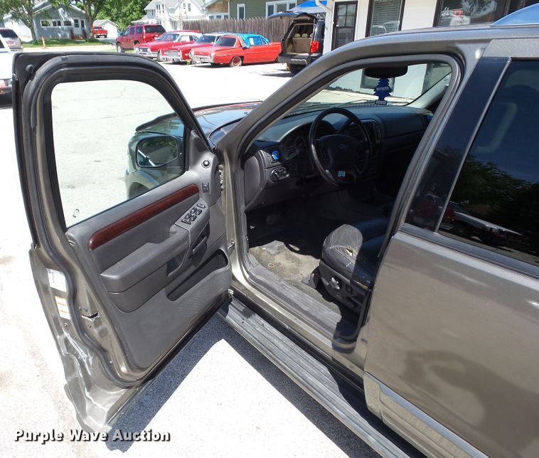 image for item GX9097 2003 Ford Explorer Limited  SUV