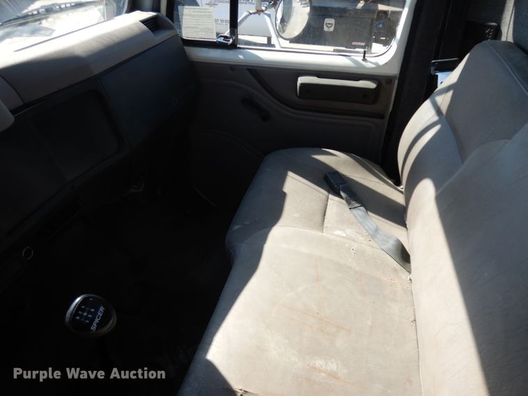 image for item GY9053 1999 International 4700 dump flatbed truck