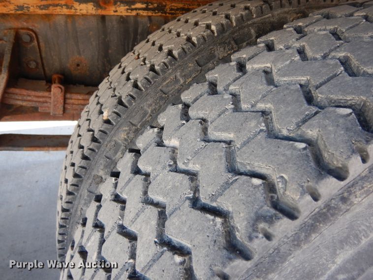 image for item GY9053 1999 International 4700 dump flatbed truck