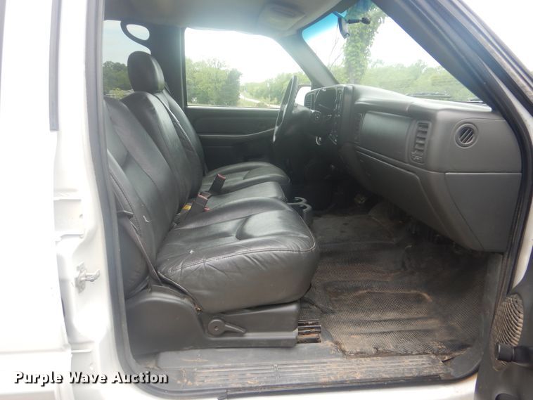 image for item GY9877 2006 Chevrolet Silverado 2500HD  Crew Cab pickup truck