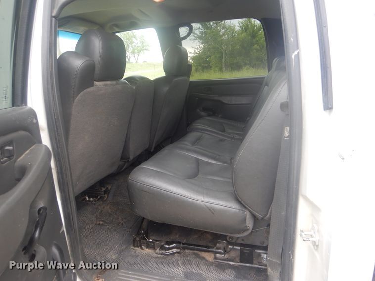 image for item GY9877 2006 Chevrolet Silverado 2500HD  Crew Cab pickup truck