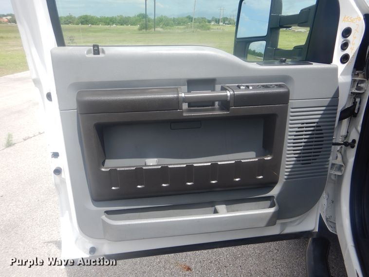 image for item GY9878 2013 Ford F550 Super Duty  Crew Cab utility bed truck