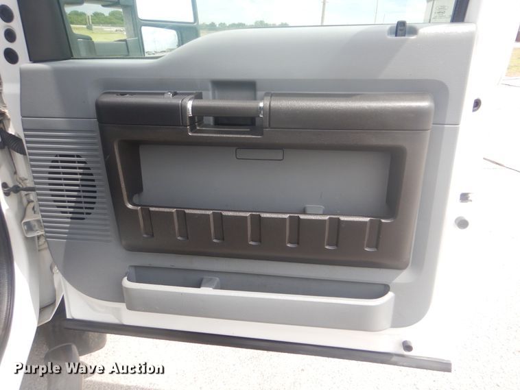 image for item GY9878 2013 Ford F550 Super Duty  Crew Cab utility bed truck