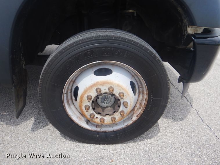 image for item GY9878 2013 Ford F550 Super Duty  Crew Cab utility bed truck