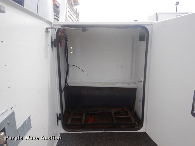 image for item GY9878 2013 Ford F550 Super Duty  Crew Cab utility bed truck