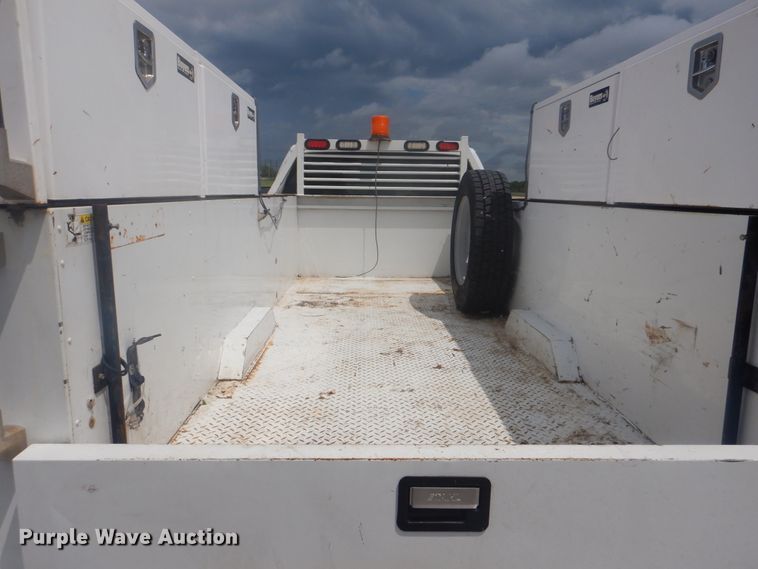 image for item GY9878 2013 Ford F550 Super Duty  Crew Cab utility bed truck