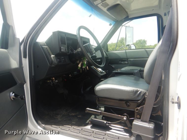 image for item GY9881 2000 Chevrolet C6500  flatbed truck