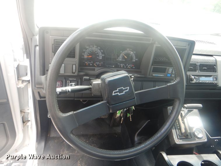 image for item GY9881 2000 Chevrolet C6500  flatbed truck