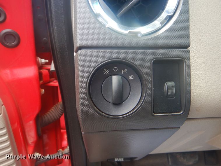 image for item GY9882 2008 Ford F350 Super Duty  Crew Cab bale bed pickup truck