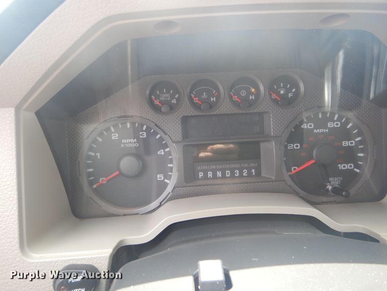 image for item GY9882 2008 Ford F350 Super Duty  Crew Cab bale bed pickup truck