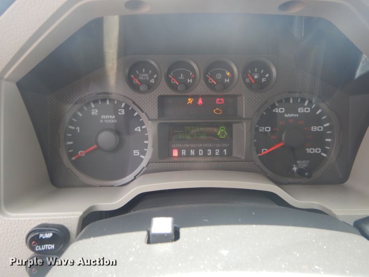 image for item GY9882 2008 Ford F350 Super Duty  Crew Cab bale bed pickup truck