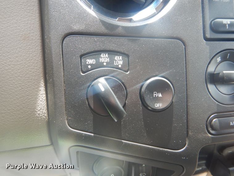 image for item GY9882 2008 Ford F350 Super Duty  Crew Cab bale bed pickup truck