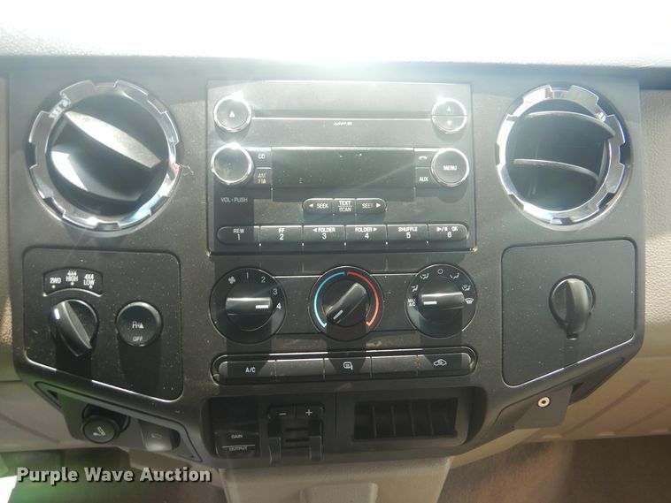 image for item GY9882 2008 Ford F350 Super Duty  Crew Cab bale bed pickup truck