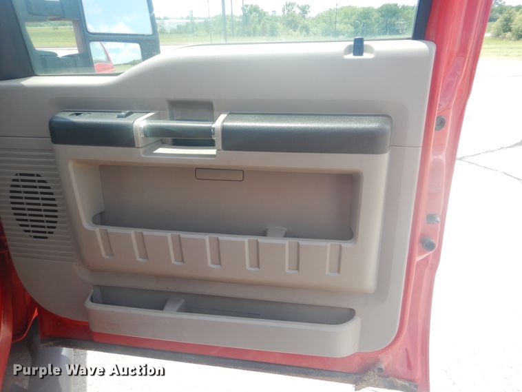 image for item GY9882 2008 Ford F350 Super Duty  Crew Cab bale bed pickup truck