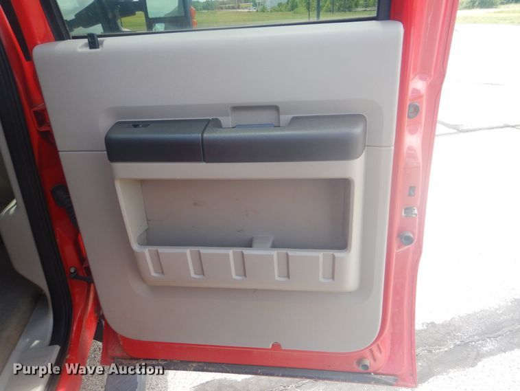 image for item GY9882 2008 Ford F350 Super Duty  Crew Cab bale bed pickup truck