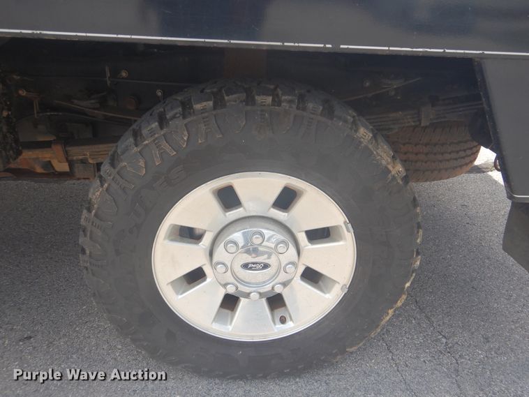 image for item GY9882 2008 Ford F350 Super Duty  Crew Cab bale bed pickup truck