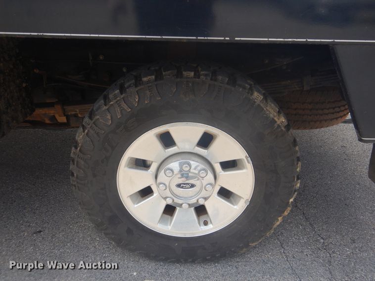 image for item GY9882 2008 Ford F350 Super Duty  Crew Cab bale bed pickup truck