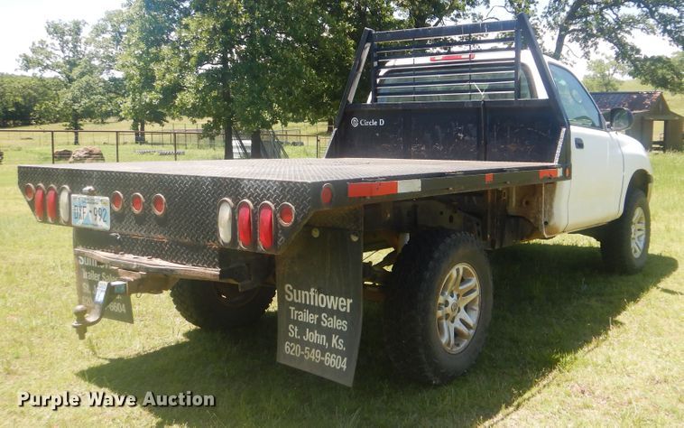 image for item GY9898 2005 Toyota Tundra  flatbed pickup truck