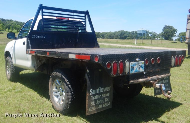 image for item GY9898 2005 Toyota Tundra  flatbed pickup truck