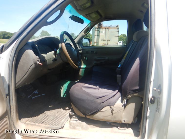 image for item GY9898 2005 Toyota Tundra  flatbed pickup truck