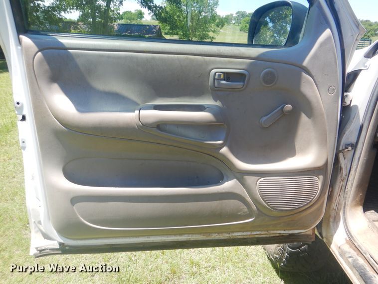 image for item GY9898 2005 Toyota Tundra  flatbed pickup truck