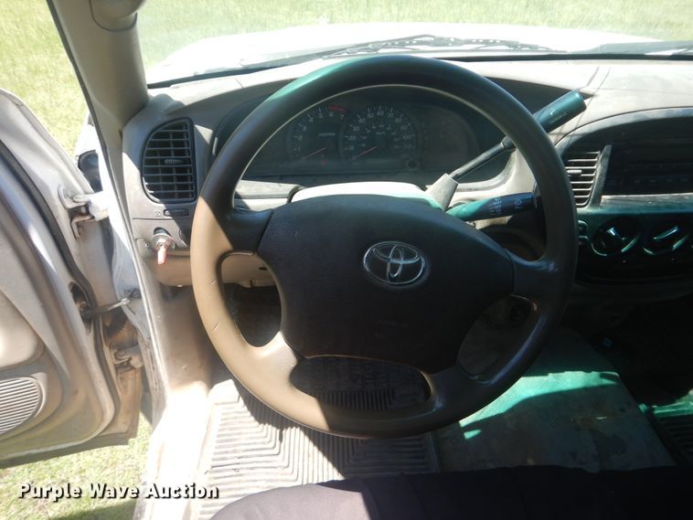 image for item GY9898 2005 Toyota Tundra  flatbed pickup truck