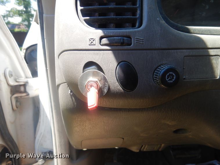 image for item GY9898 2005 Toyota Tundra  flatbed pickup truck