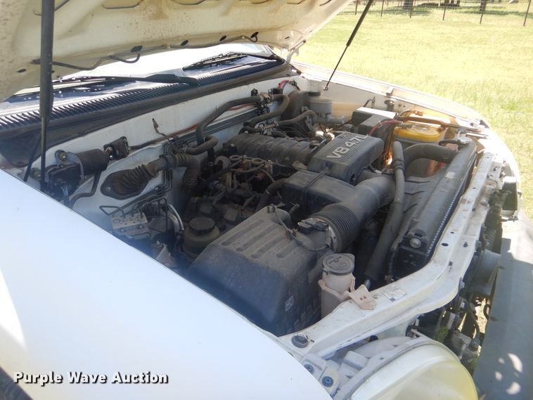 image for item GY9898 2005 Toyota Tundra  flatbed pickup truck