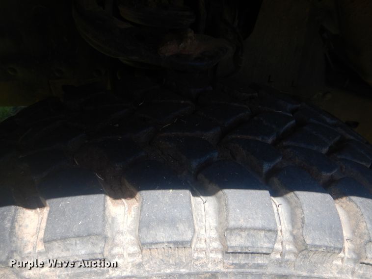 image for item GY9898 2005 Toyota Tundra  flatbed pickup truck