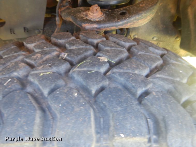 image for item GY9898 2005 Toyota Tundra  flatbed pickup truck