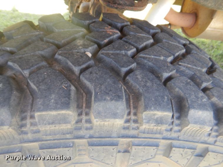 image for item GY9898 2005 Toyota Tundra  flatbed pickup truck