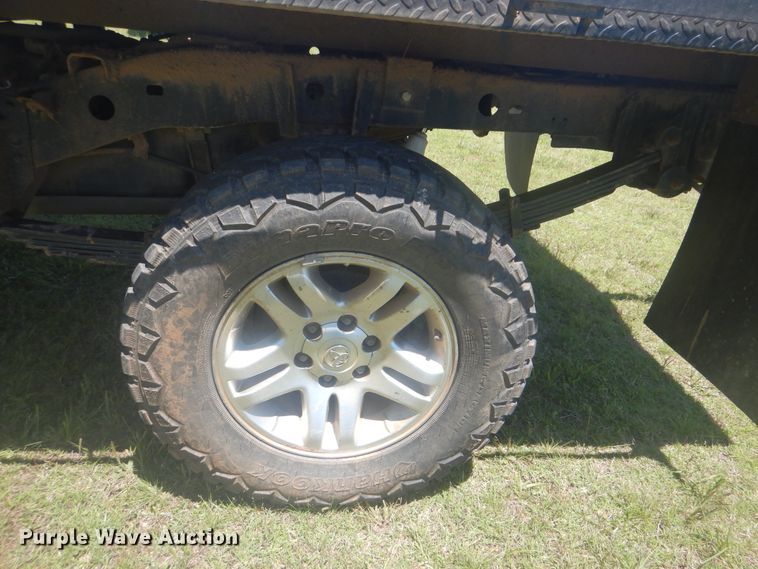 image for item GY9898 2005 Toyota Tundra  flatbed pickup truck