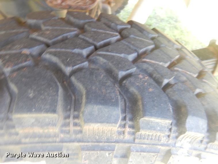 image for item GY9898 2005 Toyota Tundra  flatbed pickup truck