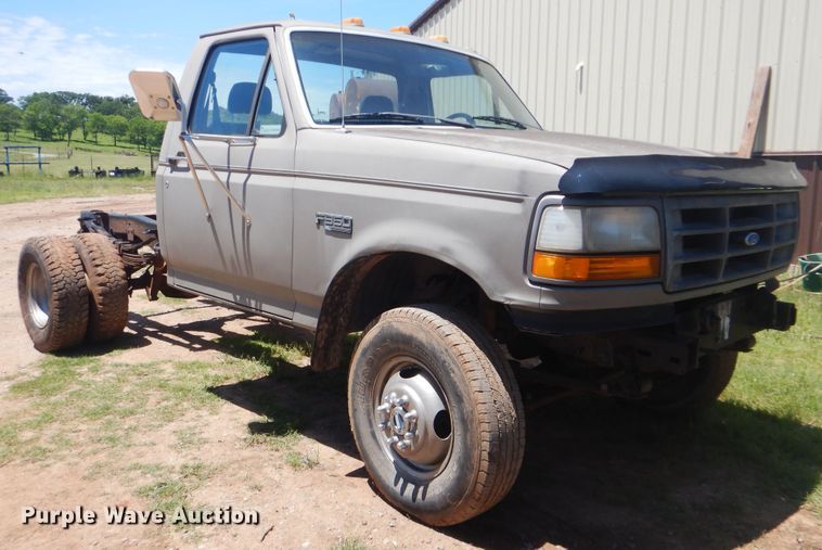 image for item GY9902 1994 Ford F350 XL  pickup truck cab and chassis