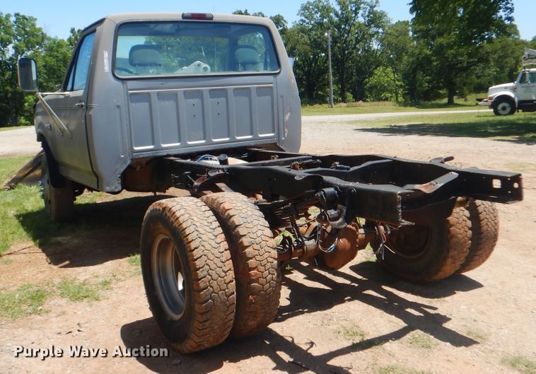 image for item GY9902 1994 Ford F350 XL  pickup truck cab and chassis