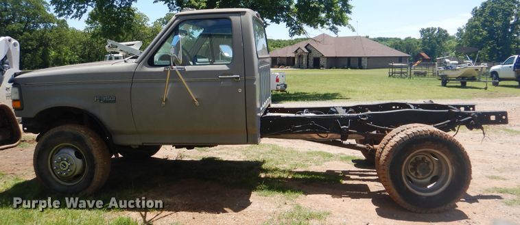 image for item GY9902 1994 Ford F350 XL  pickup truck cab and chassis